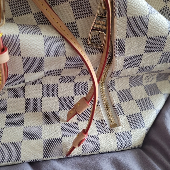 Woman's Purse - Picture 3 of 16